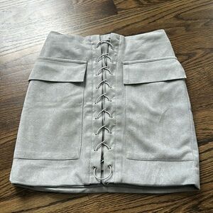 AKIRA skirt. Front pockets. Zipper in back. Size S